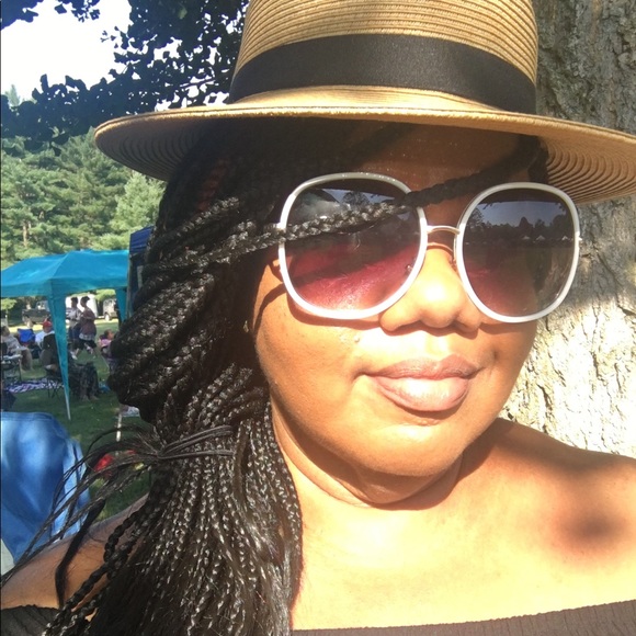 Meet your Posher, Stacy - Picture 2 of 3